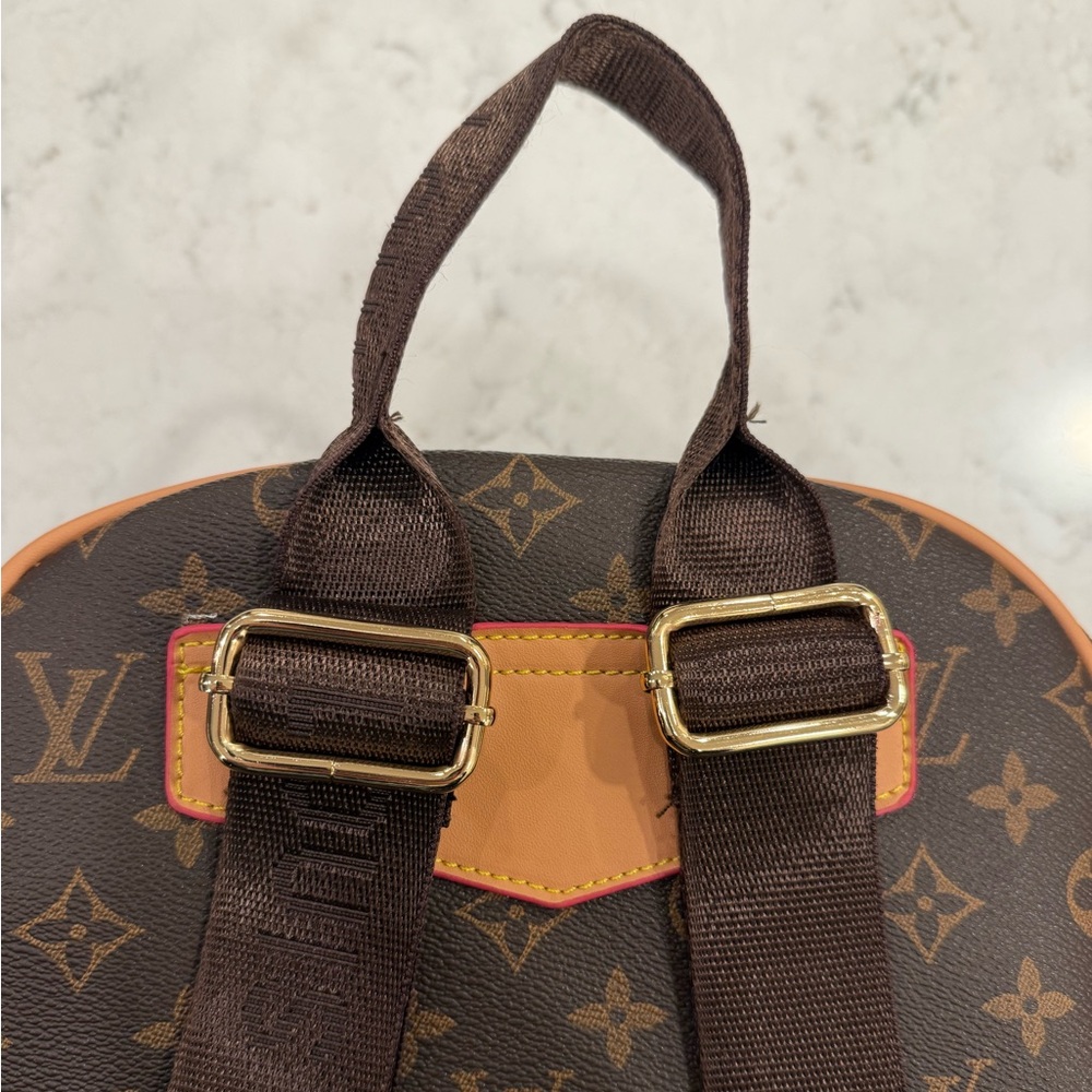 👜 **Louis Vuitton** Pattern Backpack - Picture 3 of 11